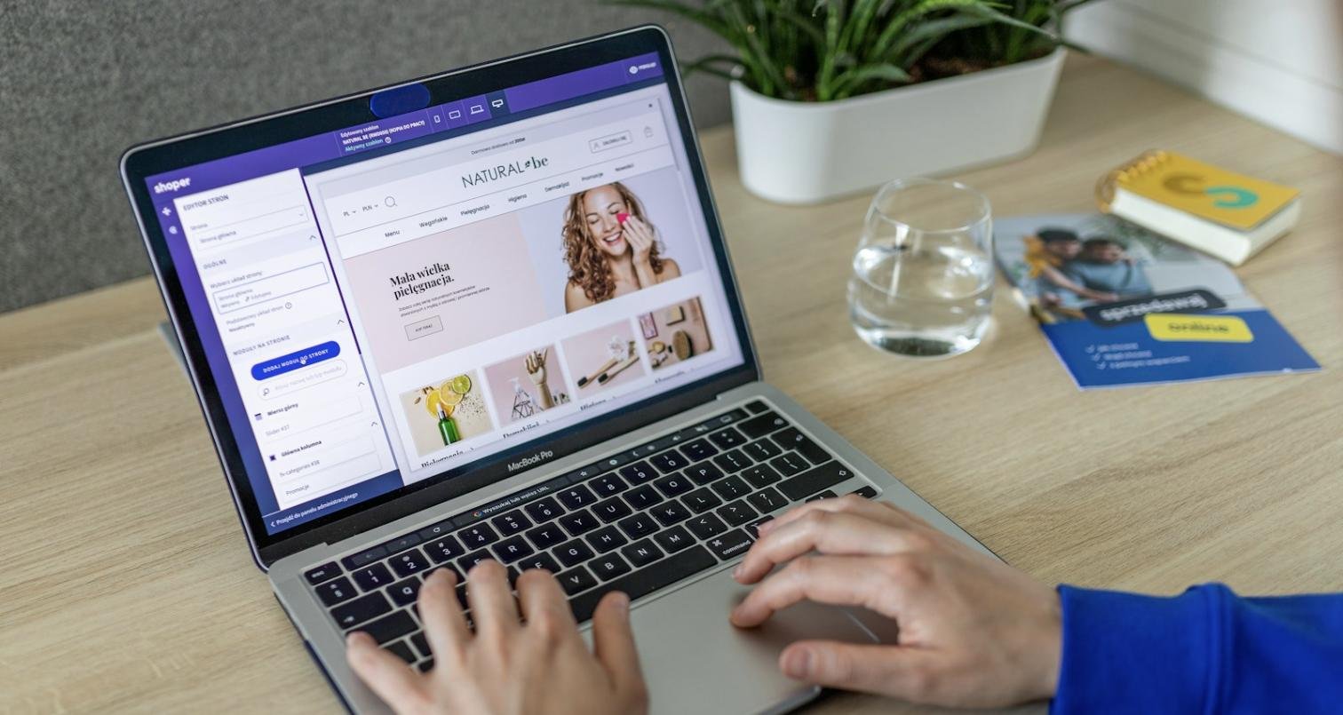 Ecommerce SEO Dubai — online store on a laptop | Gatsin